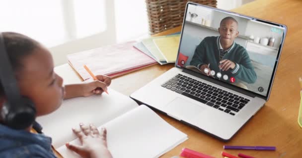 Zusammensetzung Eines Afrikanisch Amerikanischen Schulmädchens Laptop Beim Online Lernen Mit — Stockvideo