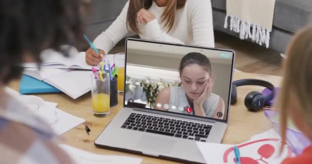 Zróżnicowani Studenci Podczas Rozmowy Wideo Laptopie Zwolnionym Tempie Szkoła Edukacja — Wideo stockowe