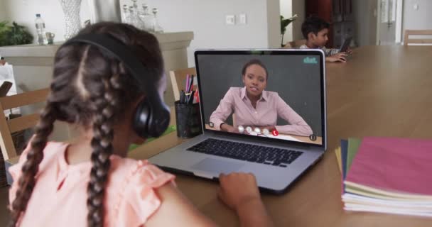 Skład Dwurasowej Uczennicy Laptopie Online Ucząc Się Dwurasową Nauczycielką Koncepcja — Wideo stockowe