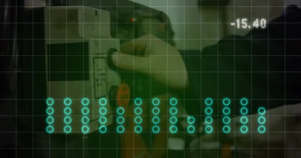 工場で働く白人男性に対する財務データ処理と統計のアニメーション グローバルビジネス コンピューティング データ処理コンセプトデジタル生成ビデオ — ストック動画