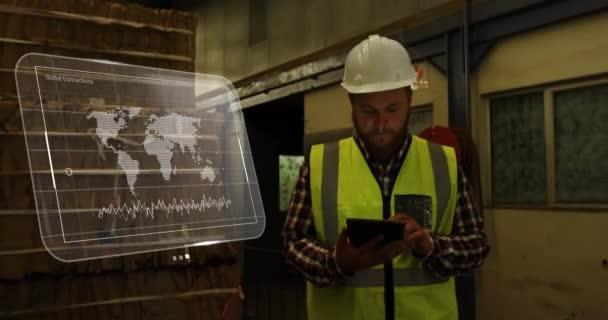 倉庫で働く白人男性の上のスクリーン上のデータ処理のアニメーション グローバルな配送 ネットワーク デジタルインターフェース コンピューティング データ処理のコンセプトがデジタル生成されたビデオ — ストック動画