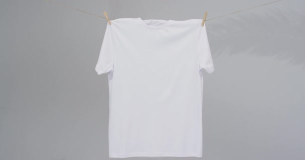 Wideo Białej Koszuli Kołki Ubrania Miejsca Ksero Szarym Tle Moda — Wideo stockowe
