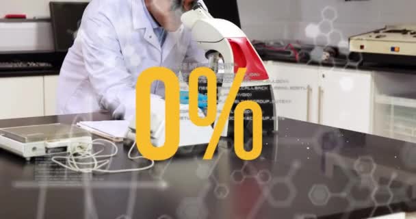 실험실에서 과학자에 퍼센트 과학적 데이터 처리의 애니메이션 글로벌 컴퓨팅 데이터 — 비디오
