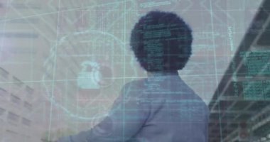 Asma kilit ve bilgisayar dili animasyonu, taksiyi durdurmak için el hareketi yapan melez kadın. Dijital bileşik, çoklu pozlama, koruma, güvenlik, kodlama ve teknoloji konsepti.