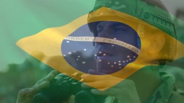 Dürbünle bakan beyaz askerin üzerinde dalgalanan Brezilya bayrağının animasyonu. Dijital bileşim, çoklu pozlama, gurur, ordu, silahlı kuvvetler, özgürlük ve vatanseverlik kavramı.