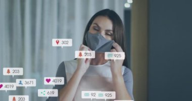 Sosyal medya simgelerinin evde yüz maskesi takan beyaz bir kadın üzerinde canlandırılması. Sosyal medya ağı ve covid-19 salgın konsepti