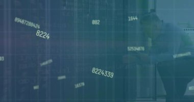 Grafiklerin animasyonu, değişen numaralar, dijital tabletle sunucuyu kontrol eden beyaz erkek teknisyen. Dijital bileşik, çoklu pozlama, rapor, iş, büyüme, teknoloji ve ağ sunucusu.