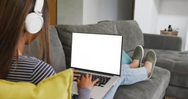 Bilgisayardaki melez kız öğrenci kompozisyonu boş ekranla öğreniyor. Eğitim, öğrenim ve çevrimiçi eğitim kavramı.