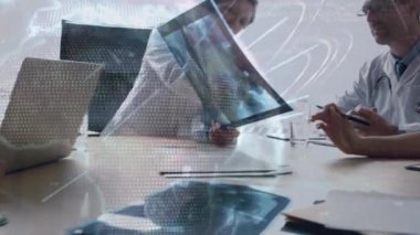 Kafkas erkek ve kadın doktorların hastanede röntgenlerini incelerken dönen dünyanın animasyonu. Tıbbi sağlık teknolojisi kavramı