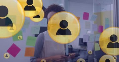 Afro-Amerikan iş kadınlarının notlar üzerinde tartışması üzerine insanların animasyonları. Küresel finans ve iş teknolojisi kavramı