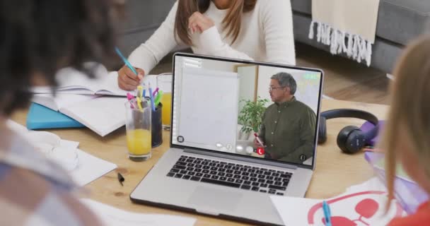 Komposisi Beragam Siswa Pada Laptop Online Belajar Dengan Guru Laki — Stok Video