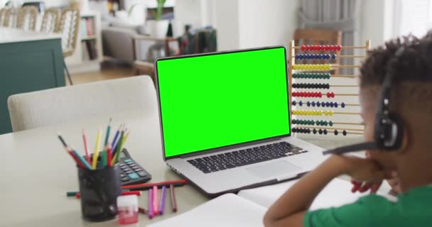 非洲裔美国男孩组成的笔记本电脑在线学习与绿色屏幕 学习和在线教育概念 — 图库视频影像