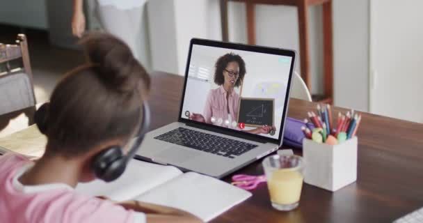 Afrcian Estudante Americana Laptop Aprendizagem Line Com Professor Feminino Biracial — Vídeo de Stock