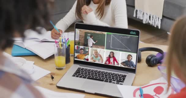 Bilgisayardaki Çeşitli Öğrencilerin Öğretmenleri Öğrencileriyle Çevrimiçi Öğrenme Kompozisyonu Eğitim Öğrenim — Stok video