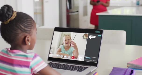 Composição Menina Americana Africana Laptop Aprendizagem Line Com Estudante Caucasiana — Vídeo de Stock