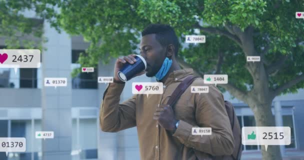 在街头喝咖啡的非洲裔美国人身上的社交媒体形象动画 社交媒体网络和Covid 19大流行病概念 — 图库视频影像