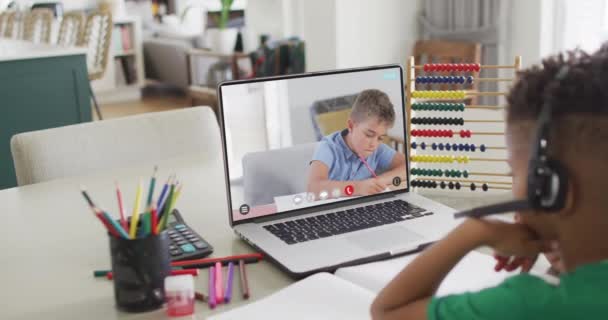 Menino Biracial Laptop Aprendizagem Line Com Estudante Caucasiano Conceito Educação — Vídeo de Stock