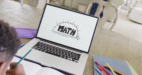 Skład Afrykańskiego Chłopca Amerykańskiego Laptopie Online Nauka Matematyki Koncepcja Edukacji — Wideo stockowe