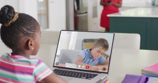 Skład African Amerykańskiej Dziewczyny Laptopie Online Uczenia Się Białym Uczniem — Wideo stockowe