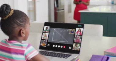 İnternet üzerinden matematik öğrenen Afrikalı Amerikalı bir kızın kompozisyonu. Eğitim, öğrenim ve çevrimiçi eğitim kavramı.