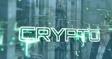 Aydınlatılmış harita üzerindeki şifreli metin animasyonu, beyaz kadın mühendis sunucuyu kontrol ediyor. Dijital bileşik, çoklu pozlama, bankacılık, para birimi, teknoloji ve ağ sunucu kavramı.