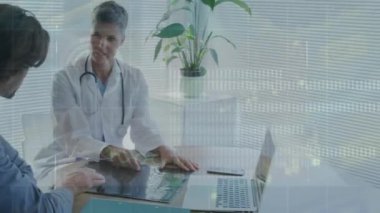 Beyaz kadın doktorların erkek hastalarla konuştuğu istatistiksel veri işleme animasyonu. Tıbbi sağlık teknolojisi kavramı