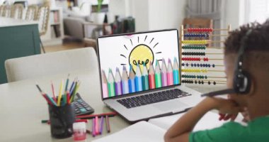 Dizüstü bilgisayardaki melez çocuğun pastel boyalarla öğrenme kompozisyonu. Eğitim, öğrenim ve çevrimiçi eğitim kavramı.