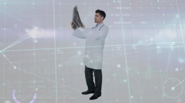 Veri işleme animasyonu, beyaz erkek doktorun röntgenini incelediği ağ. Tıbbi sağlık teknolojisi kavramı