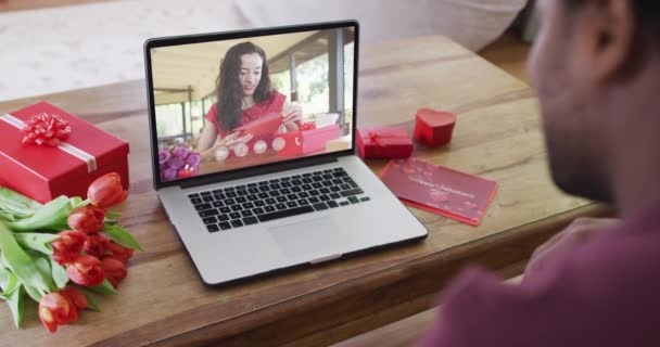 ラップトップ上のバレンタインデーのビデオ通話でバレンタインカードを読んでVitiligoと幸せな出産の女性 バレンタインデーのお祝いロマンス通信技術 — ストック動画