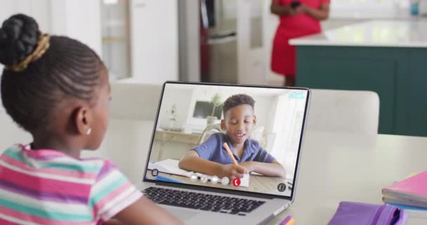 Komposisi African American Girl Pada Laptop Online Belajar Dengan African — Stok Video