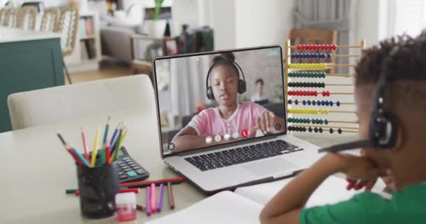 Composição Menino Americano Africano Laptop Aprendizagem Line Com Estudante Americana — Vídeo de Stock