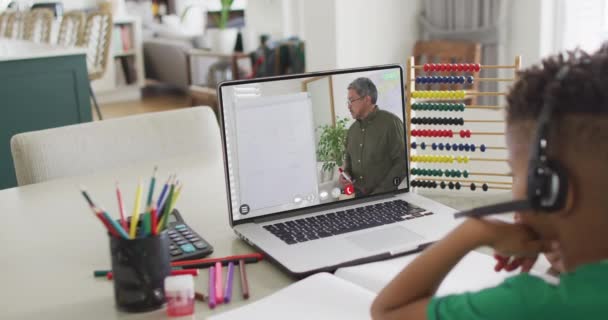 Skład Dwurasowy Chłopiec Laptopie Online Uczenia Się Dwurasowym Nauczycielem Płci — Wideo stockowe
