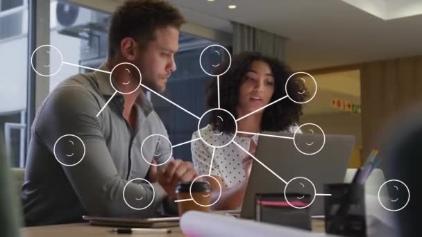 オフィス内の多様なビジネス人にアイコンとの接続のネットワークのアニメーション グローバルビジネス コンピューティング データ処理の概念デジタル生成ビデオ — ストック動画