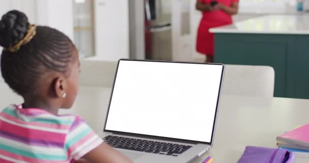 アフリカ系アメリカ人の少女が 空白のスクリーンでノートパソコンで学ぶ オンライン教育のコンセプト — ストック動画