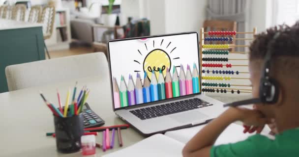 クレヨンでオンライン学習のノートパソコン上の社会的少年の構成 オンライン教育のコンセプト — ストック動画