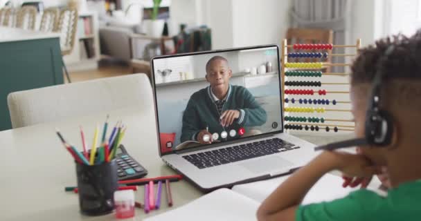 Σύνθεση Του Biracial Boy Στο Laptop Online Μάθηση Τον Αφροαμερικανό — Αρχείο Βίντεο