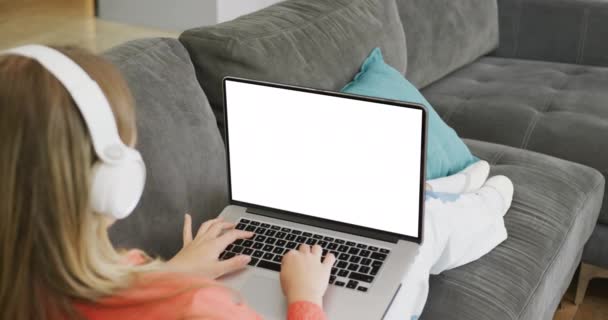 空白のスクリーンでオンライン学習ラップトップ上の白人少女 オンライン教育のコンセプト — ストック動画