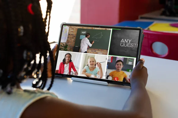 Africká Americká Dívka Videokonferenci Tabletu Mužským Učitelem Různorodými Studenty Koncept — Stock fotografie