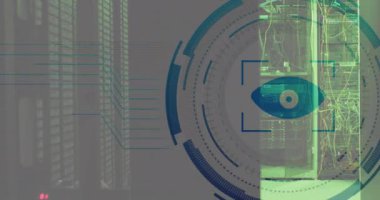 Bilgisayar sunucu odasındaki göz retina yuvarlak tarayıcısının animasyonu. Siber güvenlik ve iş veri depolama teknolojisi kavramı