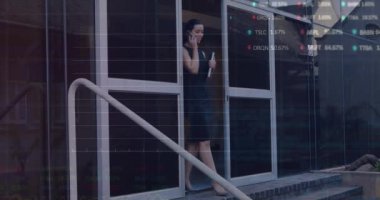 İstatistiksel animasyon, çift ırklı bir kadının akıllı telefondan konuşması üzerine borsa veri işlemesi. Küresel ekonomi ve iş veri teknolojisi kavramı