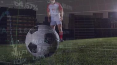 Beyazlı futbol oyuncusunun sahada top oynaması üzerine finansal veri işleme animasyonu. Küresel spor, iş, finans, bilgisayar ve veri işleme kavramı dijital olarak oluşturulmuş video.