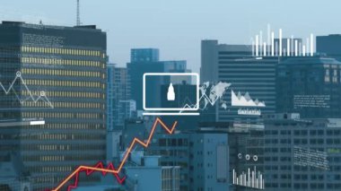 Şehir manzarasının havadan görüntüsüne karşı istatistiksel veri işleme ve dijital simgelerin animasyonu. Bilgisayar arayüzü ve iş veri teknolojisi kavramı