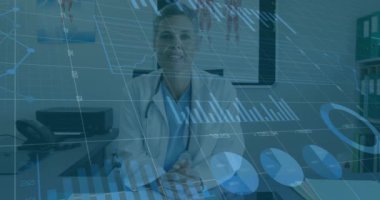 Beyaz kadın doktor üzerinden finansal veri işleme animasyonu. Küresel tıp, işletme, finans, hesaplama ve veri işleme kavramı dijital olarak oluşturulmuş video.