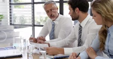 Ofisteki çeşitli iş adamları üzerinde finansal veri işleme animasyonu. Küresel iş, finans, hesaplama ve veri işleme kavramı dijital olarak oluşturulmuş video.