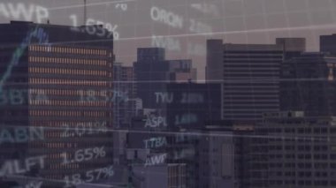 Şehir manzarasının havadan görüntüsüne karşı finansal ve borsa veri işleme animasyonu. Küresel ekonomi ve iş teknolojisi kavramı