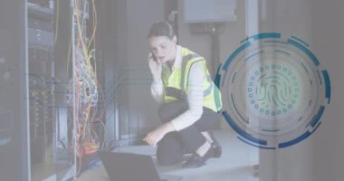 Beyaz kadın mühendis sunucu odasında akıllı telefondan konuşurken parmak izi tarayıcısının animasyonu. Siber güvenlik ve iş veri depolama teknolojisi kavramı