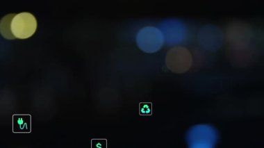 Siyah arkaplana karşı renkli ışık noktaları üzerine çoklu dijital simgelerin animasyonu. Yenilenebilir ve sürdürülebilir enerji kavramı