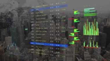 Şehir manzarasının havadan görüntüsüne karşı işlenen istatistiksel ve borsa verilerinin animasyonu. Küresel ekonomi ve iş veri teknolojisi kavramı