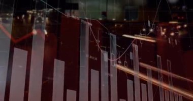 Gece şehir trafiğinin hızlandırılmasına karşı istatistiksel veri işleme animasyonu. Bilgisayar arayüzü ve iş veri teknolojisi kavramı