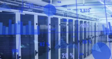 Bilgisayar sunucu odasında istatistiksel veri işleme ve ışık noktaları animasyonu. İş veri depolama teknolojisi kavramı